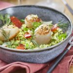 Noix-de-StJacques-risotto-de-chou-fleur-sarrasin-et-chorizo-1024x1536